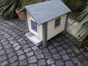 "A Outdoor Beach style cat litter house"