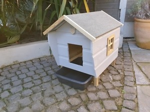 Lodge style cat litter house