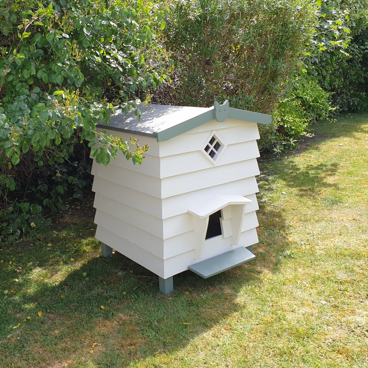 bee hive cat house (2)